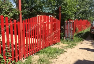 Забор евроштакетник горокой в Краснодаре цвет рубин