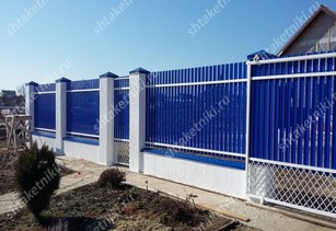 Фото забора из синего штакетника в Краснодаре